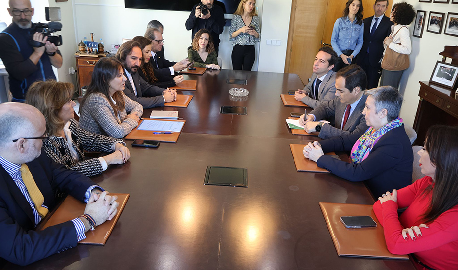 El consejero de Justicia ha mantenido una reunión con la nueva junta directiva del Colegio de Abogados de Málaga.